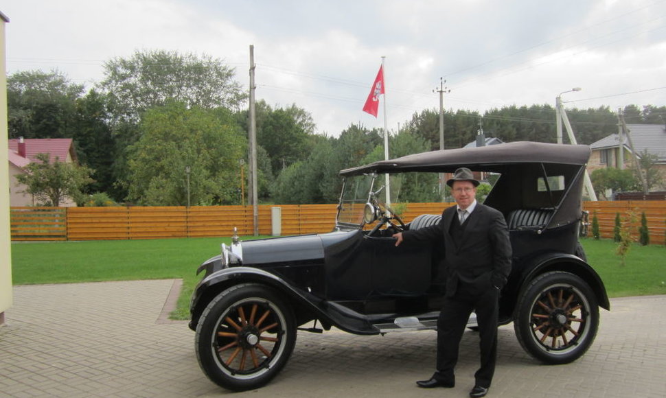 R.Kardelis ir 1922 m. gamybos „Dodge Brothers“, kuriam pirmajam Lietuvoje buvo suteiktas istorinio automobilio statusas.
