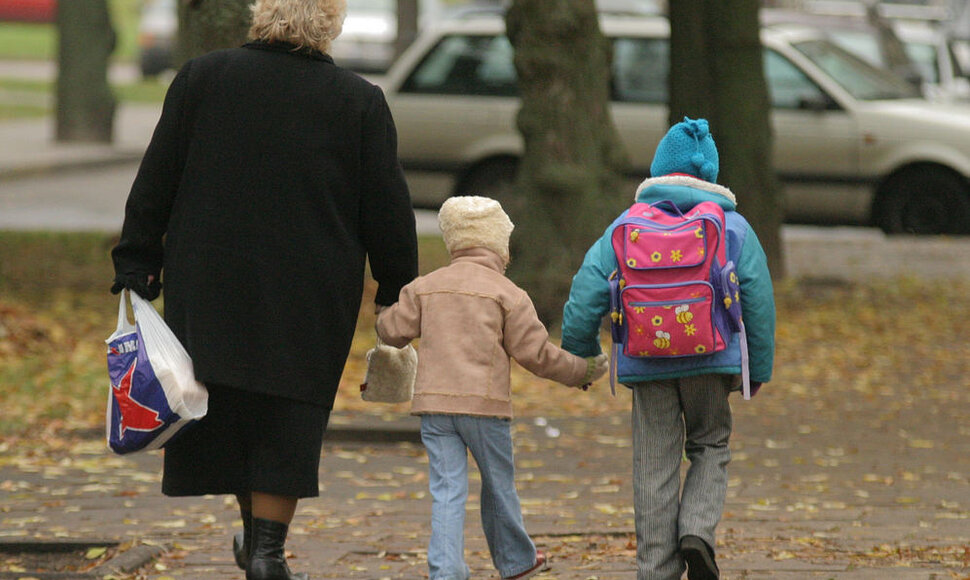 ocialinės apsaugos ir darbo ministerijos parengtame įstatymo projekte siūloma įvesti komendanto arba kitaip vadinamą &bdquo;&scaron;eimos&ldquo; valandą &ndash; įtvirtinti, kad 16 metų nesulaukęs vaikas negalėtų lankytis vie&scaron;ose vietose po 22 valandos (vasarą &ndash; po 23 valandos) be tėvų ar kito pilnamečio asmens.