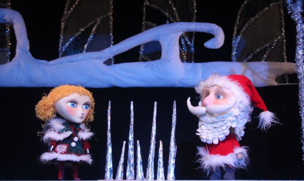 Jau bene keturis dešimtmečius Kauno valstybinis lėlių teatras savo mažiesiems žiūrovams dovanoja specialiai Kalėdų ir Naujųjų metų laikotarpiui sukurtas šventines premjeras.
