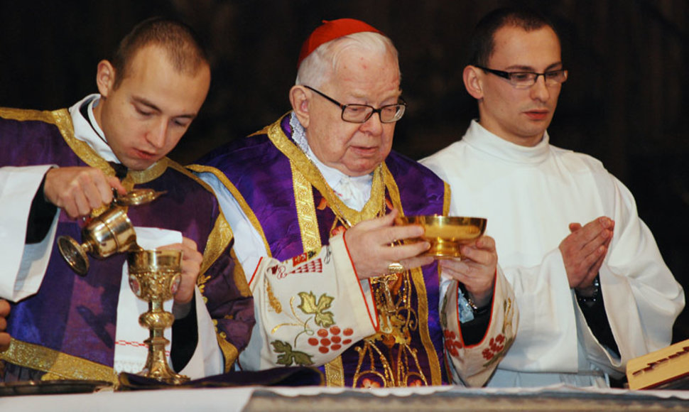 Kardinolas H.Gulbinowiczius (viduryje)