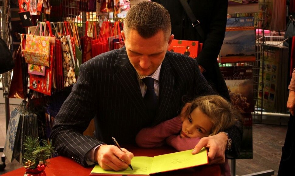 Rimantas Kaukenas dalina autografus.