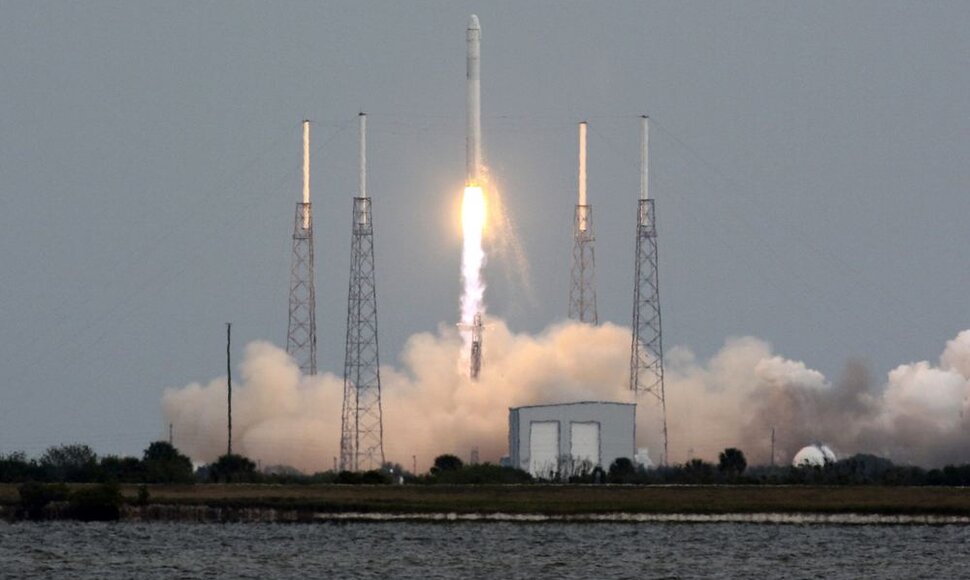 Raketos „Falcon-9“ kilimas.
