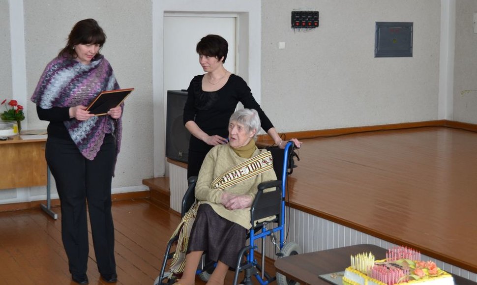 Linkuvos socialinės globos namuose švenčiamas šių namų gyventojos Benediktos Bražinskaitės 100 metų jubiliejus.