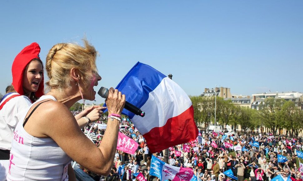 De&scaron;imtys tūkstančių prancūzų, nepritariančių vyriausybės planams legalizuoti gėjų santuokas, sekmadienį protestavo Paryžiuje