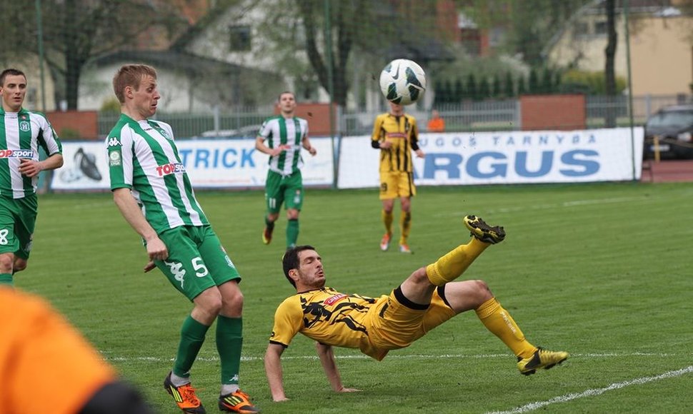 Prieš taurės finalą vykusiose čempionato rungtynėse „Žalgiris“ (žaliai balta apranga) ir „Šiauliai“ sužaidė lygiosiomis.