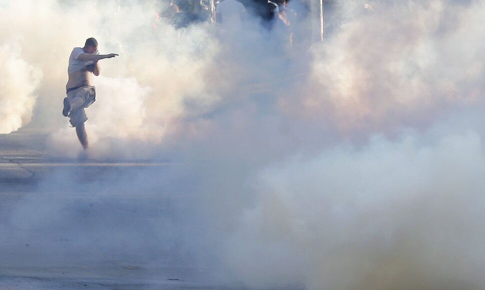 Stambule tęsiasi įnirtingi policijos ir demonstrantų susirėmimai