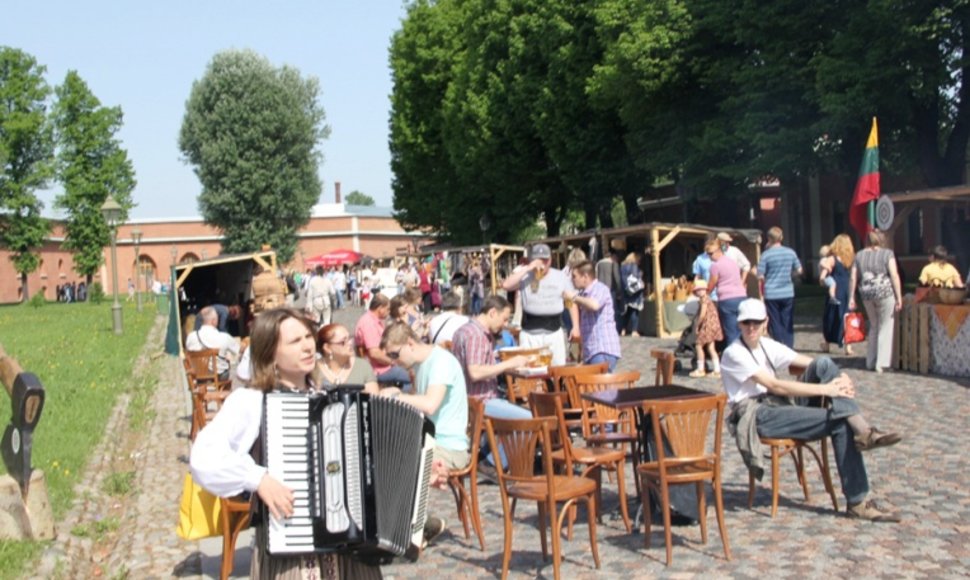 Jau antrus metus iš eilės Rusijos kultūros sostinė Sankt Peterburgas vasarą pasitiko „Lietuvių senovės amatų ir kulinarijos tradicijų“ festivaliu