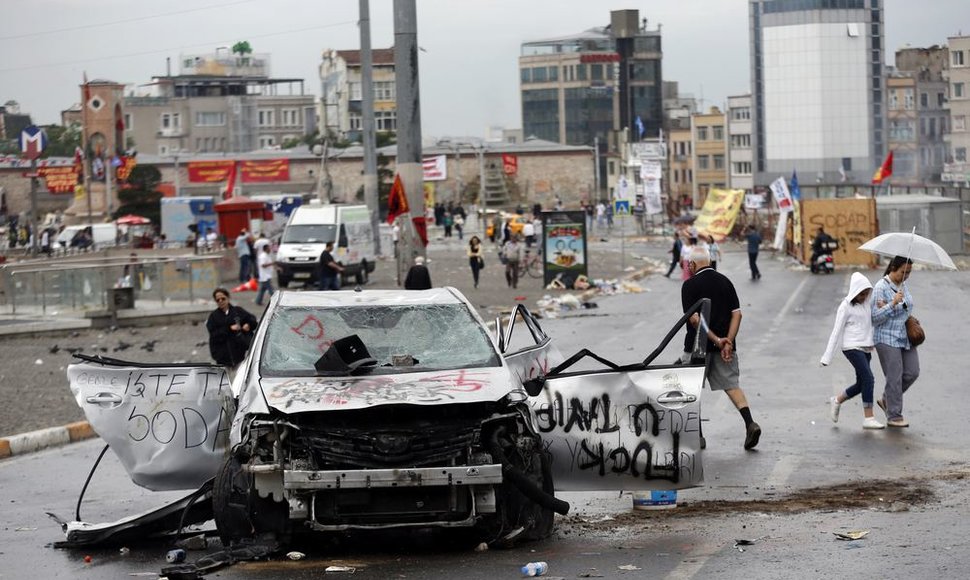 Turkijos vyriausybė paragino demonstrantus pasitraukti iš gatvių