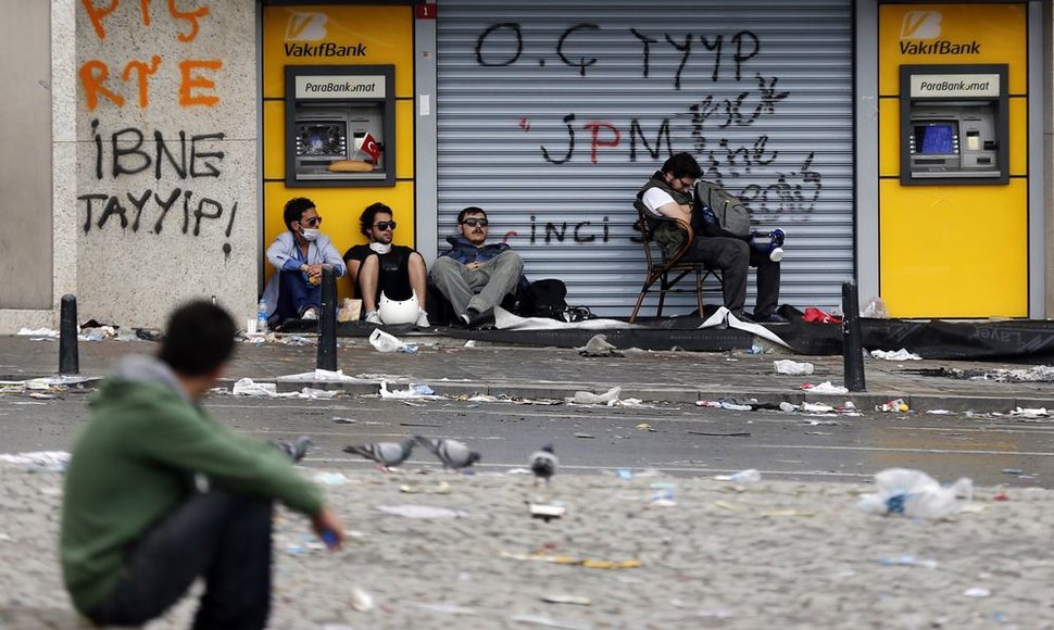 Turkijos vyriausybė paragino demonstrantus pasitraukti iš gatvių