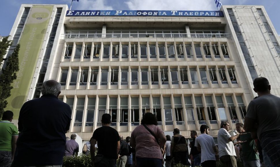 Graikai stovi prie nacionalinio transliotojo ERT pastato
