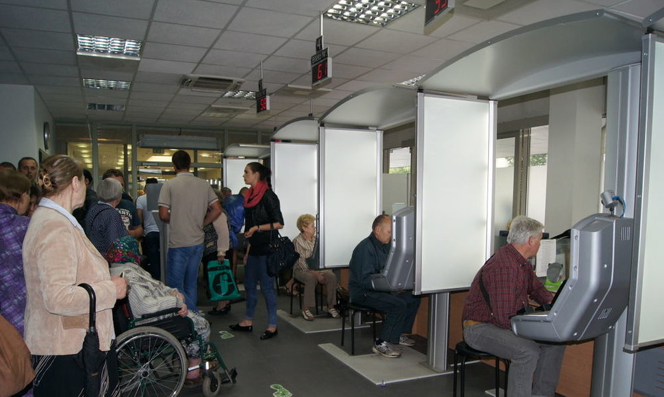 Neįgaliųjų vežimėlį, skirtą specialių poreikių turintiems žmonėms Vilniaus apskrities vyriausiojo policijos komisariato Migracijos valdybai dovanojo Lietuvos raudonojo kryžiaus draugija.