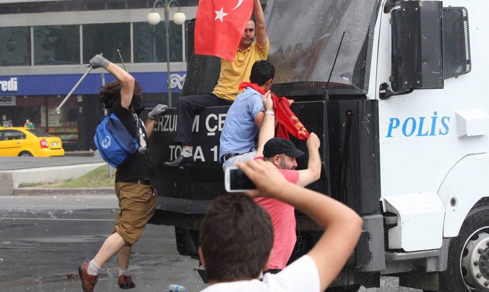 Stambule nesibaigia protestai.