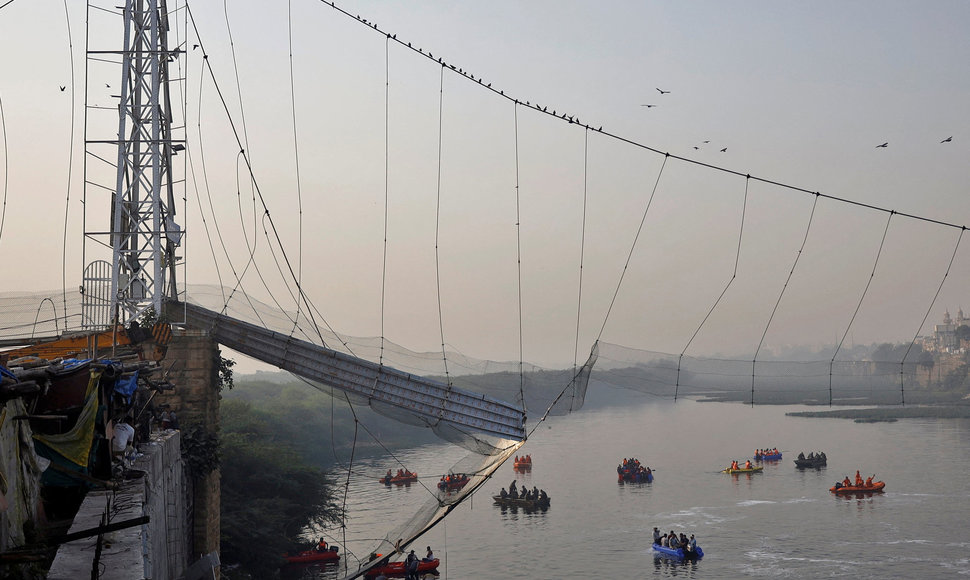 Sugriuvęs tiltas Indijoje