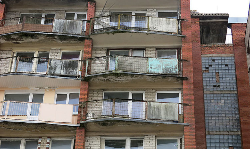 Pasak ilgamečio architekto Vincento Paulausko, namo balkonai nebeatsparūs drėgmei, dėl to rūdija juos laikančios konstrukcijos