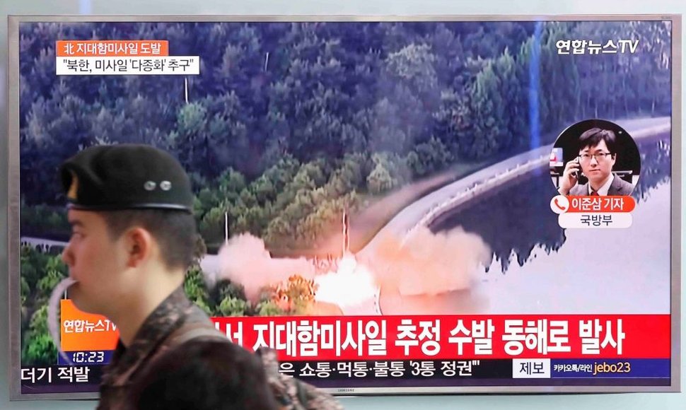 Šiaurės Korėja atliko dar kelis raketų bandymus