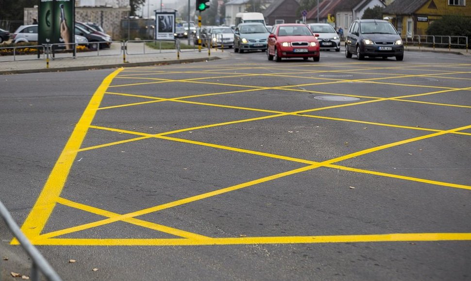 Kelių eismo taisyklėse numatytas sankryžos ženklinimas pieštu geltonu tinklu arba geltonu keturkampiu su X viduryje