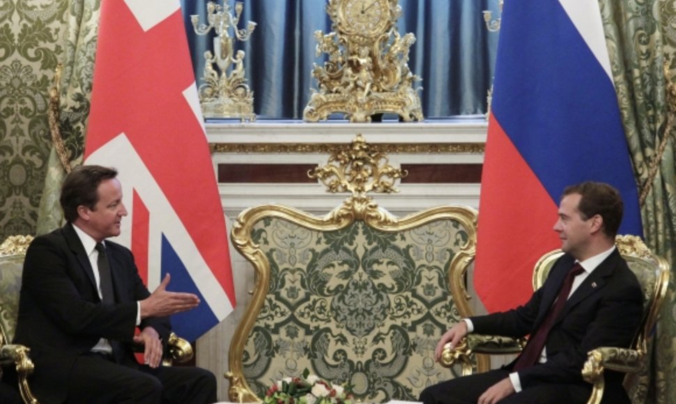 Davidas Cameronas (kairėje) ir Dmitrijus Medvedevas (dešinėje)