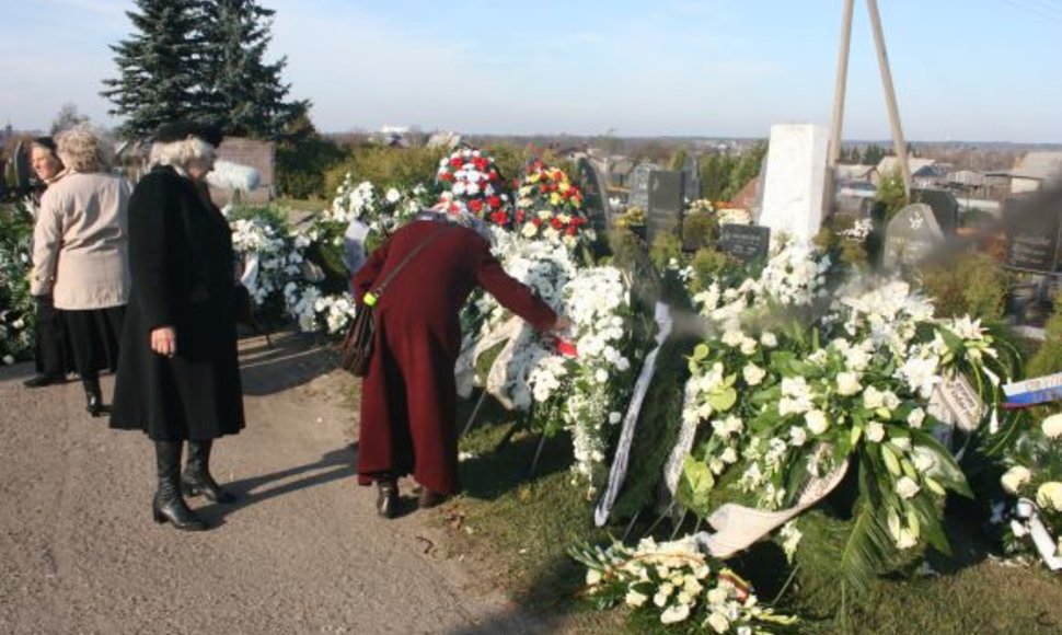 Kapinės lūžta nuo gėlių