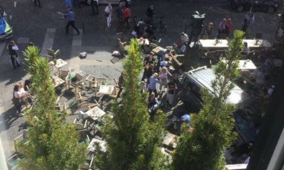 Miunsteryje automobiliui įsirėžus į minią žuvo keli žmonės