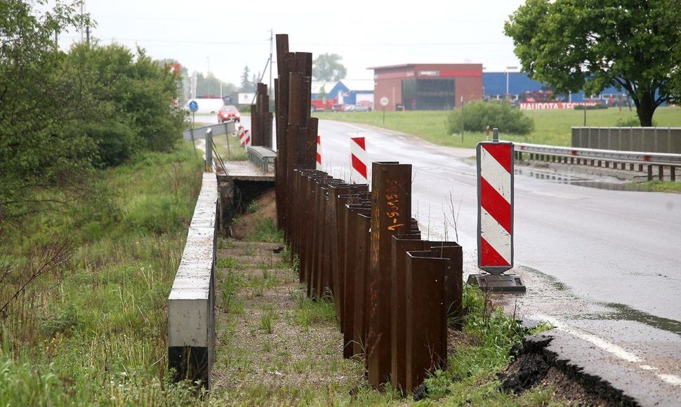 Tilto Dotnuvoje rekonstrukcija į neviltį varo tiek vietos gyventojus, tiek ir valstybinės reikšmės keliu Jonava–Kėdainiai–Šeduva vykstančius vairuotojus