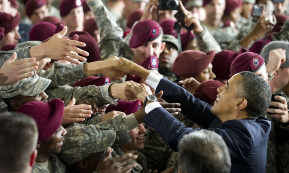 Barackas Obama sveikinasi su kareiviais