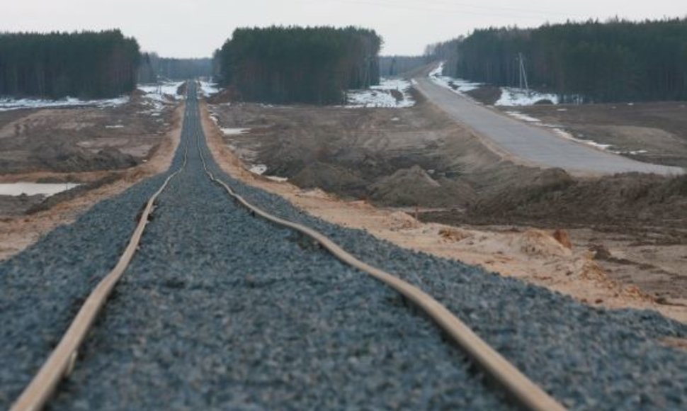 Nuo Astravo iki statomos atominės elektrinės nutiesta geležinkelio atšaka ir kelias.