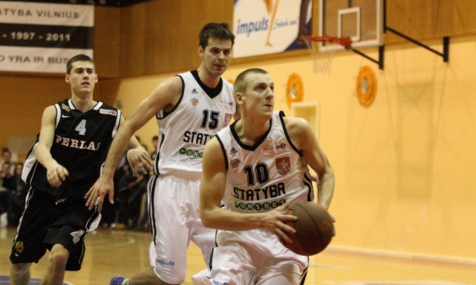 Su kamuoliu „Statybos“ žaidėjas Martynas Paliukėnas