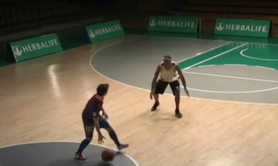 L.Messi su krepšinio kamuoliu