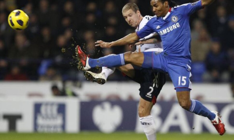 Florentas Malouda ("Chelsea", mėlyna apranga) ir Gretaras Steinssonas ("Bolton")