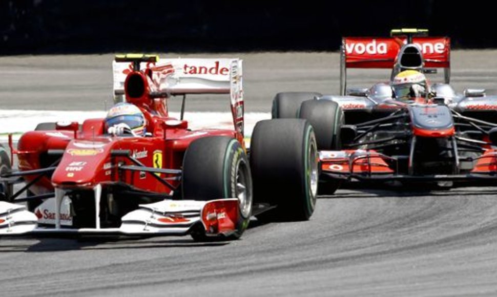 Lewisas Hamiltonas atakuoja Fernandą Alonso