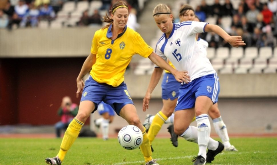 Švedijos ir Suomijos moterų futbolo rinktinių mačo akimirka