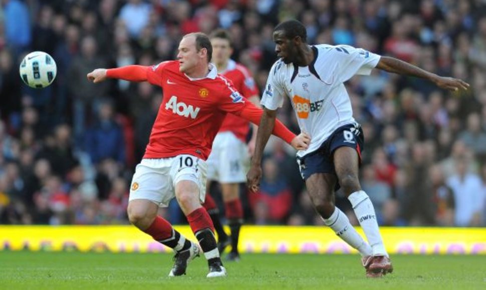 W.Rooney (kairėje) kovoja su „Bolton“ žaidėju F.Muamba