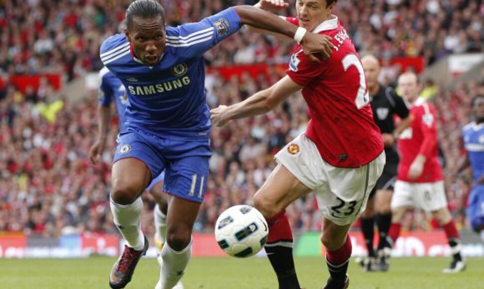 Dėl kamuolio kovoja Jonny Evansas ir Didier Drogba