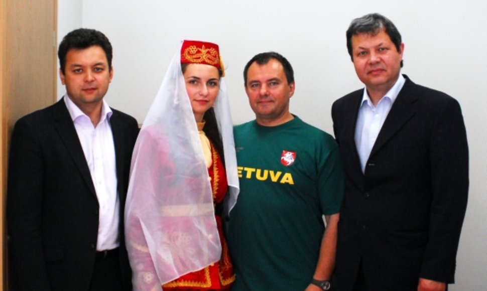Iš kairės: Alijus Aleksandrovičius, Marija Maisutovič, LIF atstovas Valdas Malinauskas ir Adas Jakubauskas
