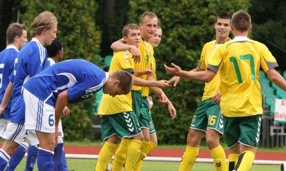 Lietuvos jaunieji futbolininkai džiaugiasi įvarčiu, kairėje G.Sirgėdas