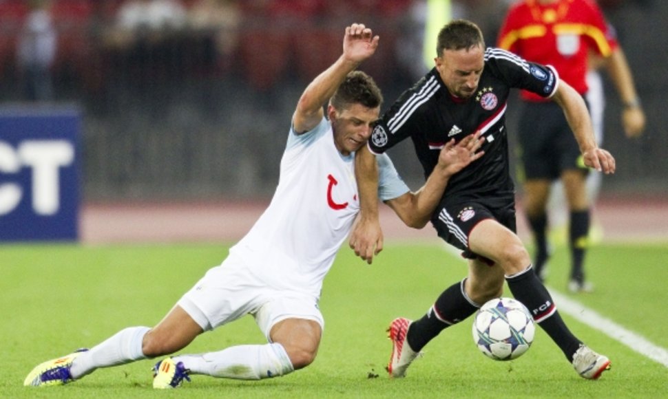 „Bayern“ saugas Frankas Ribery (tamsi apranga)