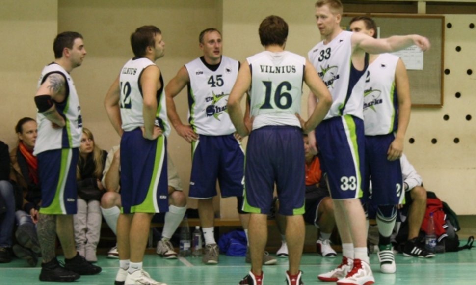 Povilas Čiukinas (antras iš dešinės) mėgėjų krepšinyje