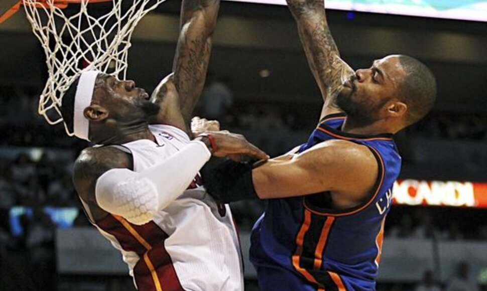 LeBronas Jamesas blokuojas Tysono Chandlerio metimą