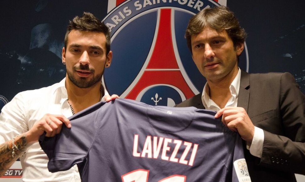 Ezequielis Lavezzi ir PSG klubo direktorius Leonardo