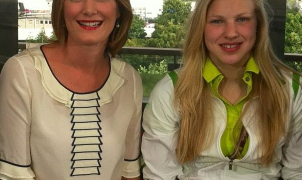 Rūta Meilutytė (dešinėje) su BBC vedėja Lucy Hockings