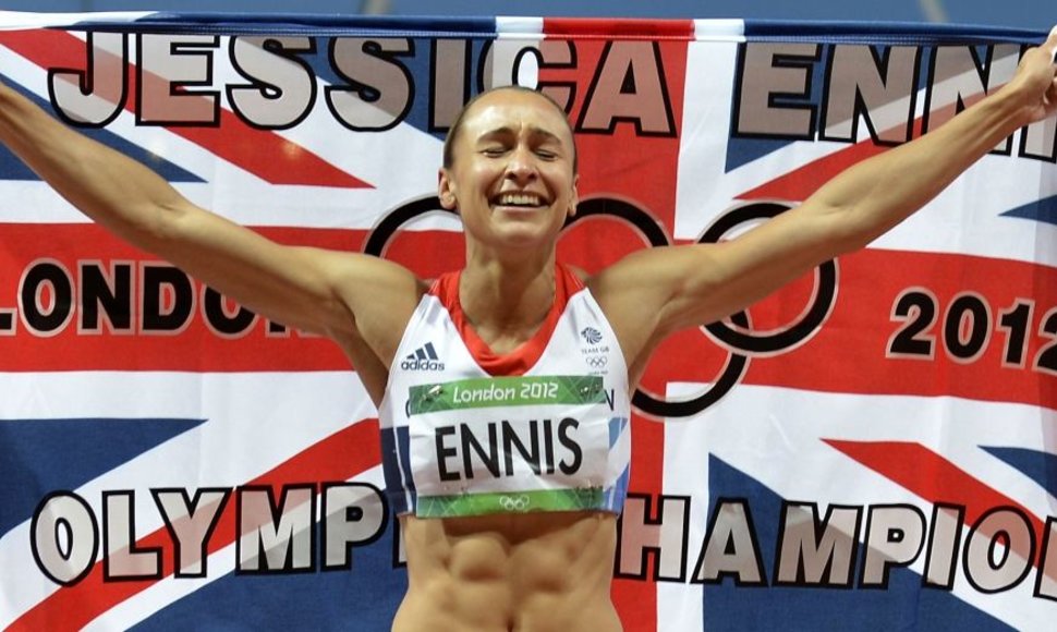 Po 800 m rungties finišo Jessica Ennis iškart apsigaubė vėliava, ant kurios buvo parašyta „Jessica Ennis - olimpinė čempionė“