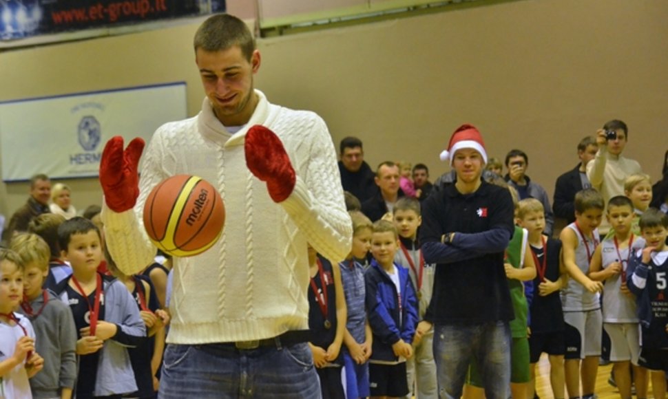 Jonas Valančiūnas Sostinės krepšinio mokyklos šventėje