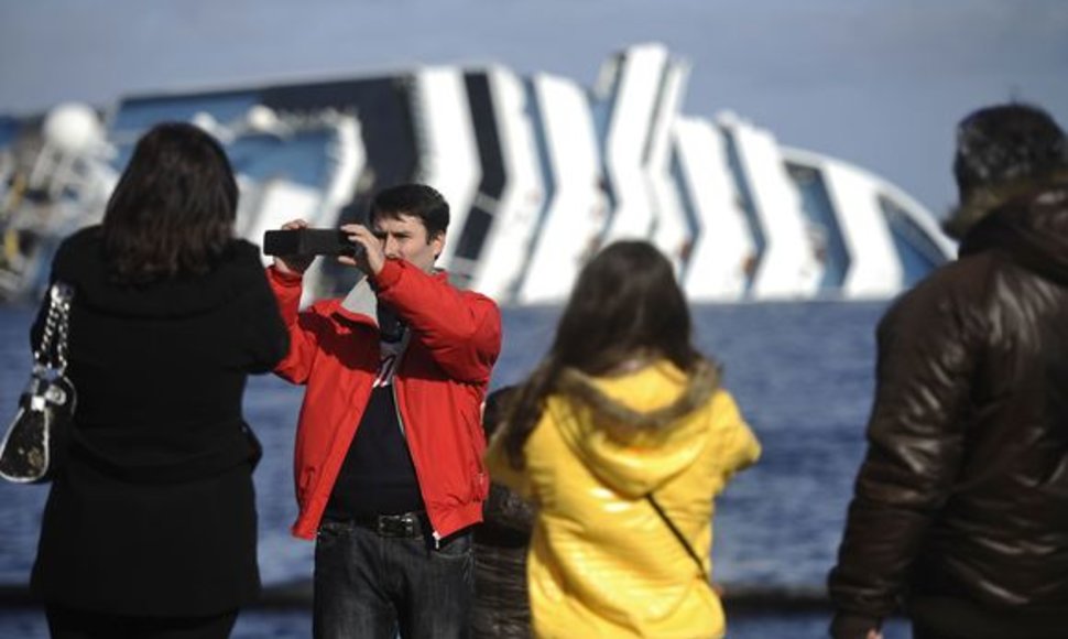 Tęsiama laivo „Costa Concordia“ gelbėjimo operacija