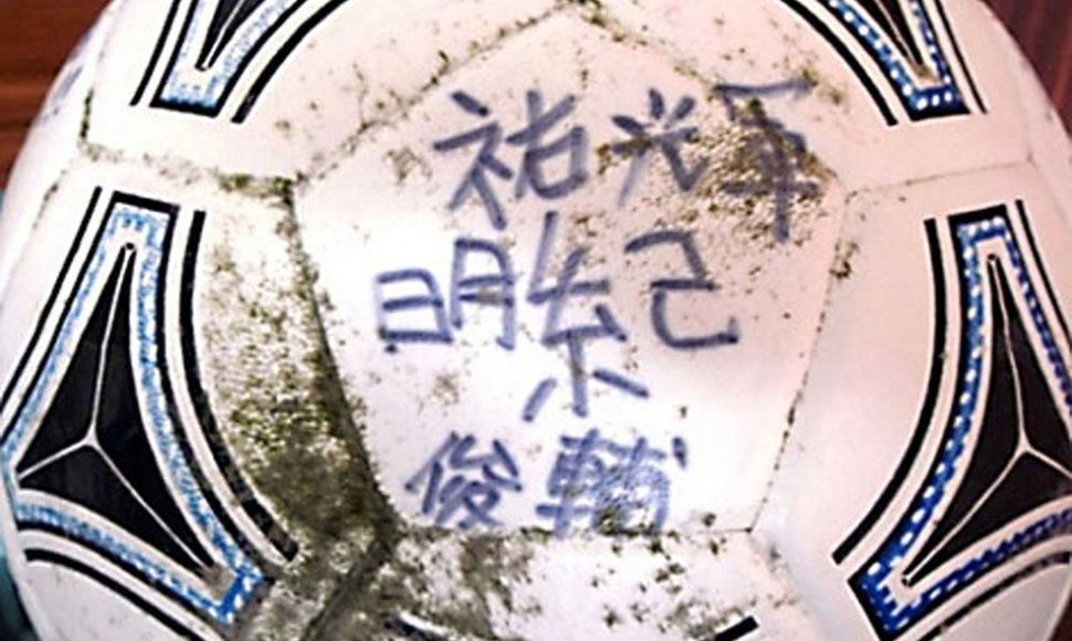 Futbolo kamuolys, prieš metus nuplautas Japonijos cunamio, atrastas Amerikoje.