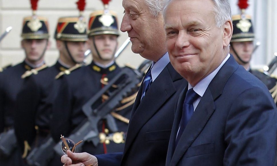 Prancūzijos prezidentas premjeru pasirinko Jean-Marcą Ayrault.