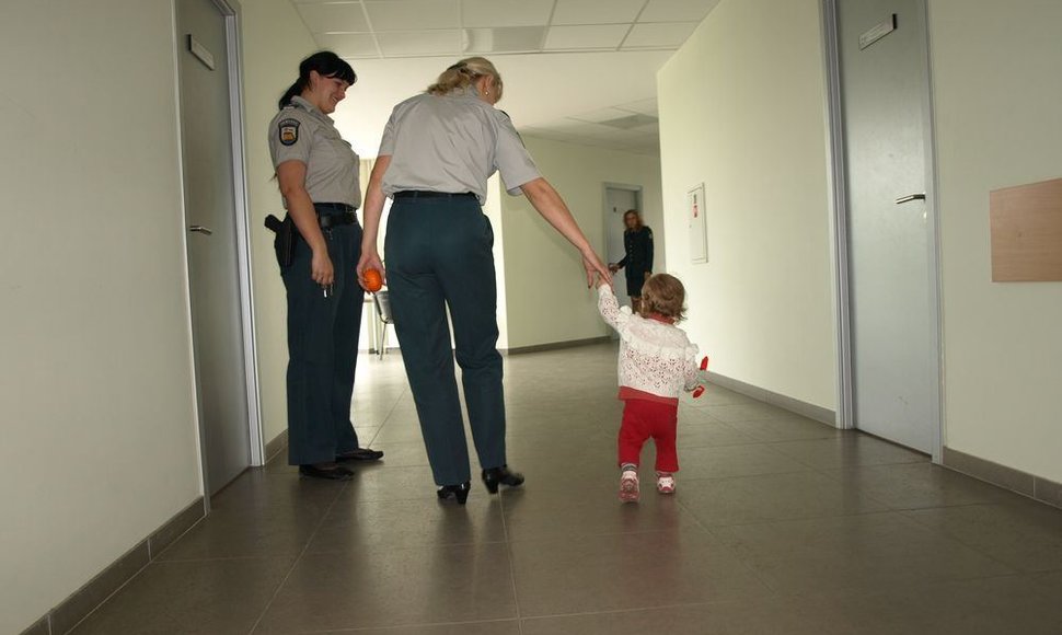 Į Vilniaus apskrities VPK Ukmergės rajono policijos komisariatą buvo pristatytos dvi girtos mamos, gavusios pašalpas ir nusprendusios atsipalaiduoti.