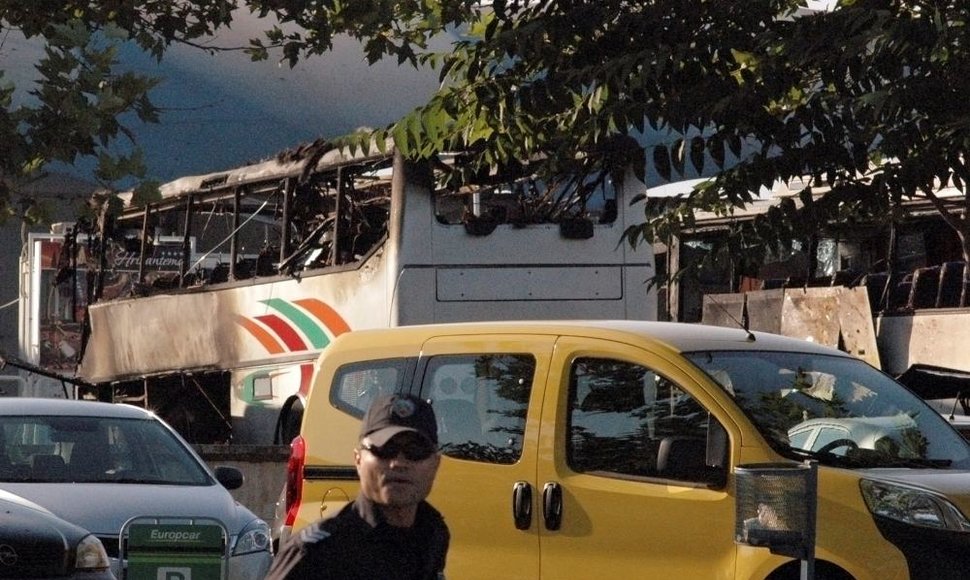 Bulgarijoje dėl sprogimo autobuse uždarytas Burgaso oro uostas, trys žmonės žuvo.