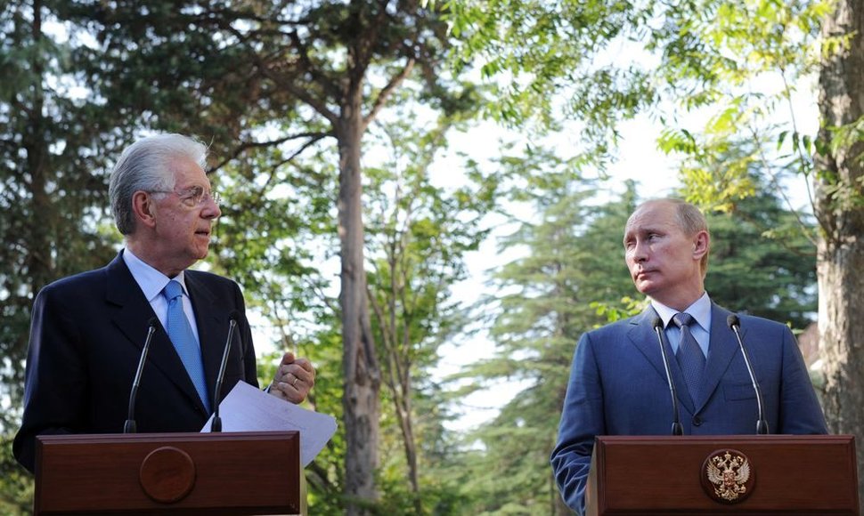 Italijos premjeras Mario Monti (kairėje) su Vladimiru Putinu.
