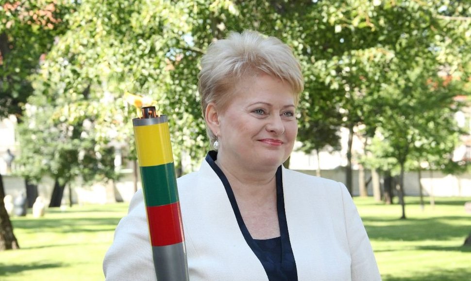 Lietuvos Respublikos Prezidentė Dalia Grybauskaitė perėmė simbolinę olimpinę ugnį.