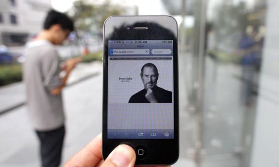 Gerbėjai gedi mirusio „Apple“ įkūrėjo Steve'o Jobso